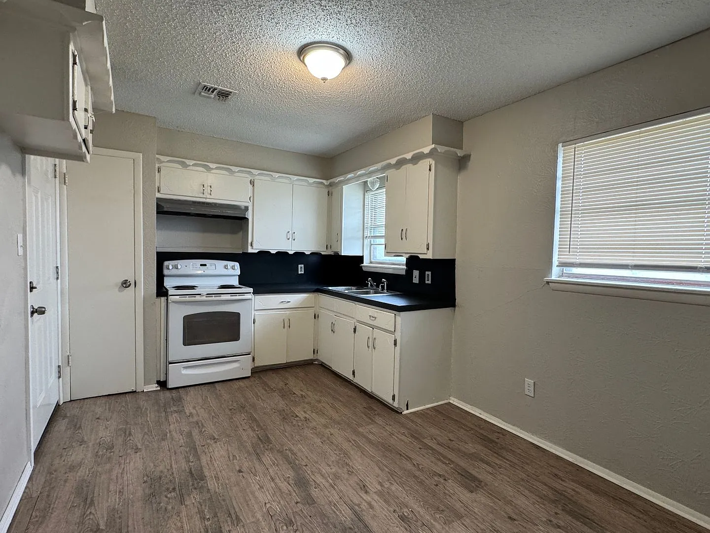 3310 SW Salinas- Available now! — Photo 4