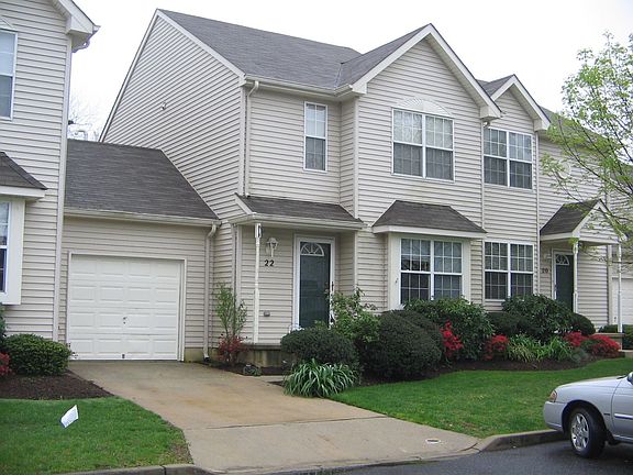 Lovely 2 bed/2.5 bath condo w/ Garage