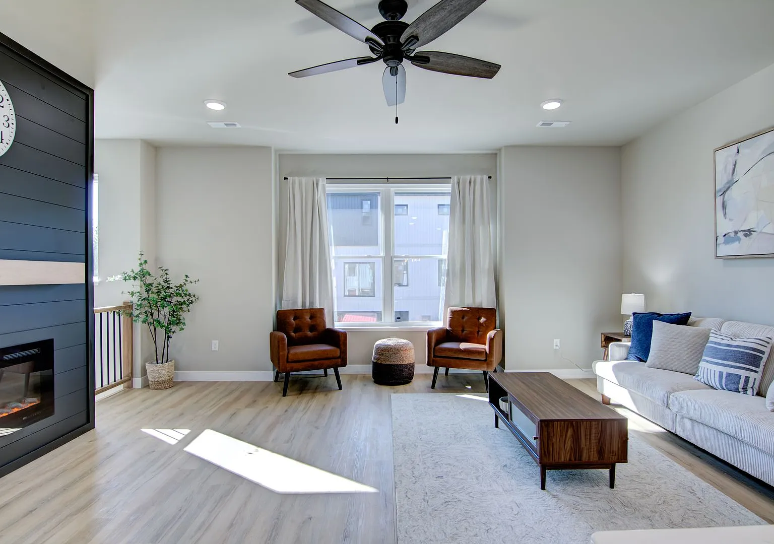 Brand New Luxury Townhomes: 3BR, 2.5Bath Altoona WI — Photo 2