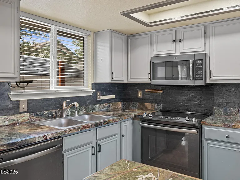 Kitchen Appliances
Electric stove:oven
Dishwasher
Microwave