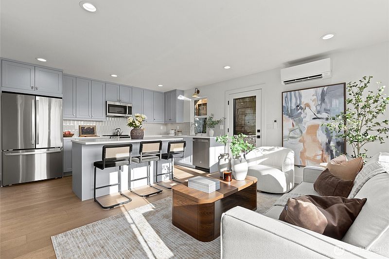 4th image of 3245 13th Avenue W