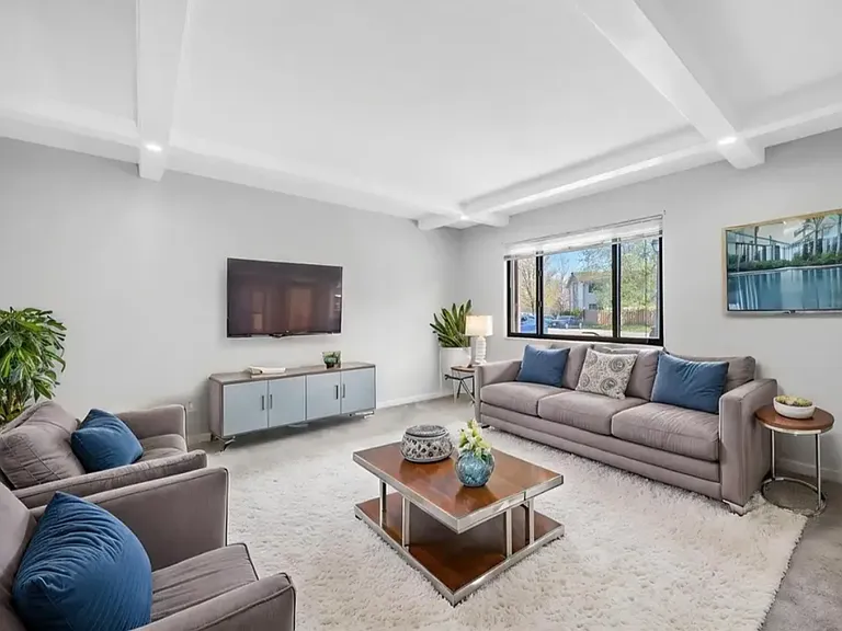2904 San Souci Dr — Photo 1