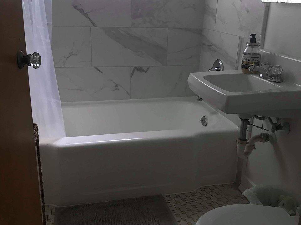 1st image of 204 N Locust St APT 1