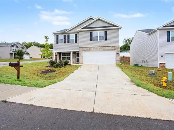 135 Carriage Cove Cir, Mocksville, NC 27028