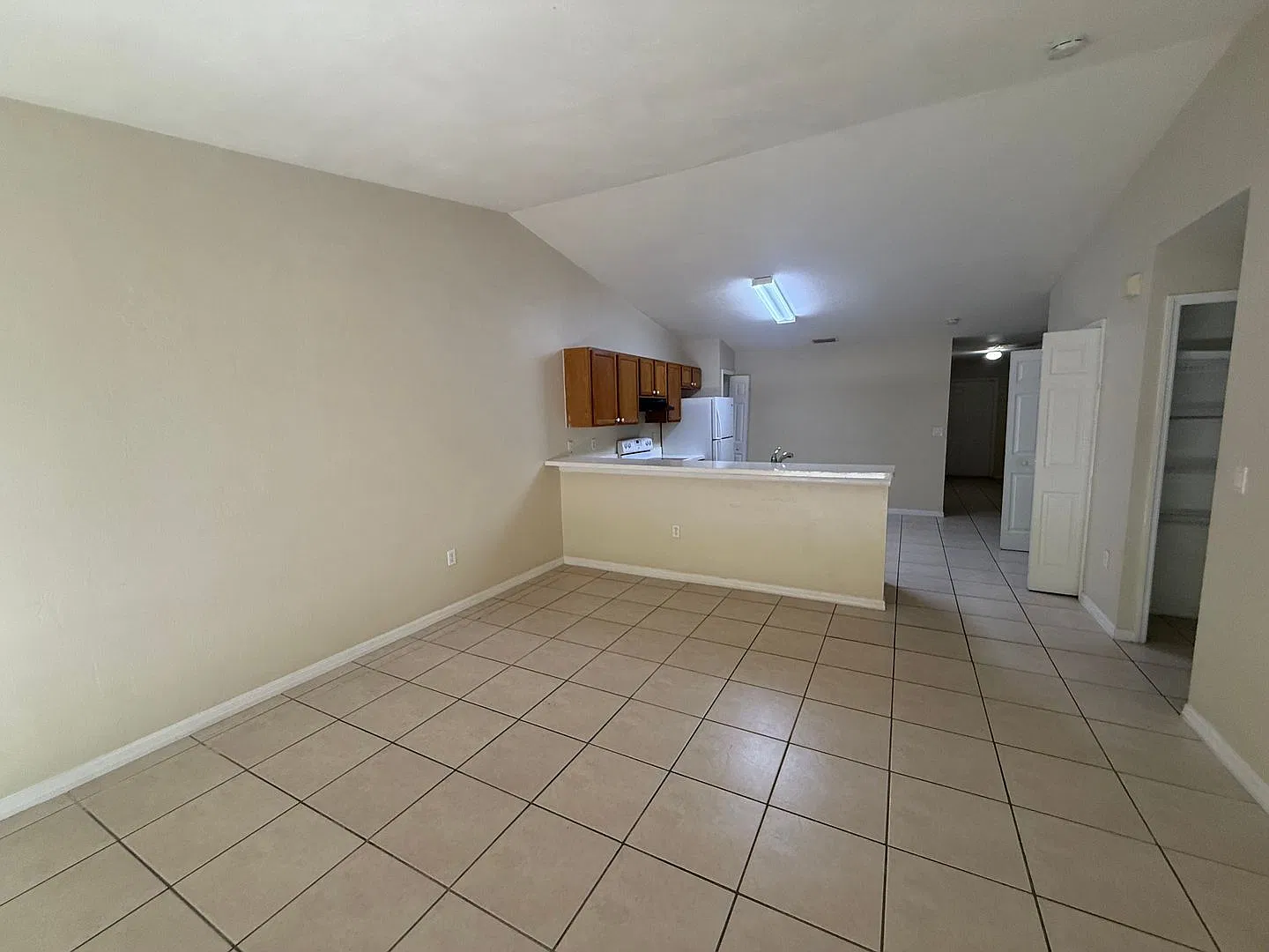 First Month Free Duplex 3/2 + Garage 1 Vehicle. — Photo 4