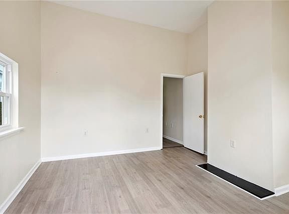 2nd image of 1506 Spain St