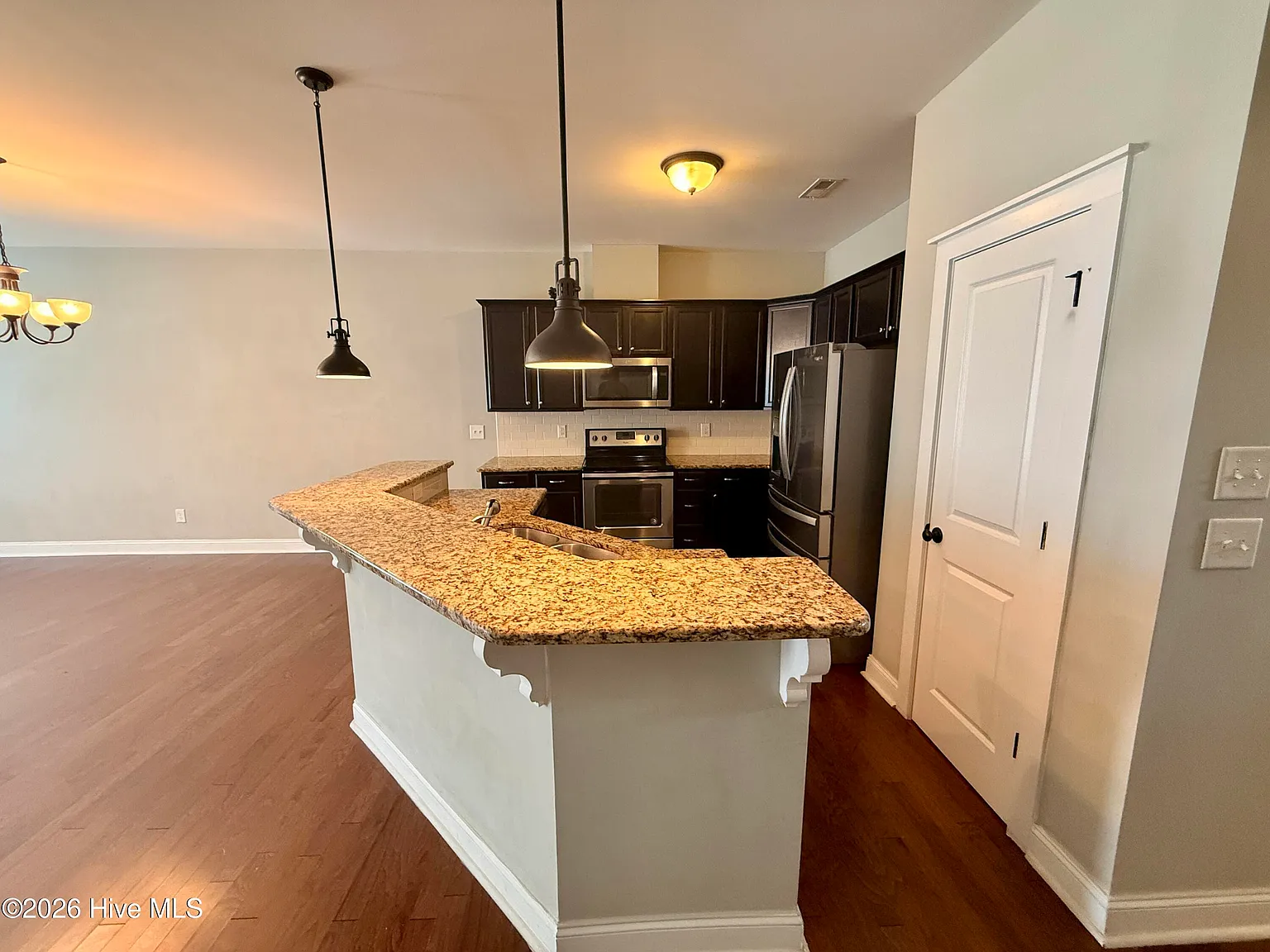 3 bed, 2.5 bath, 1870 sqft, $1,800 — Photo 3