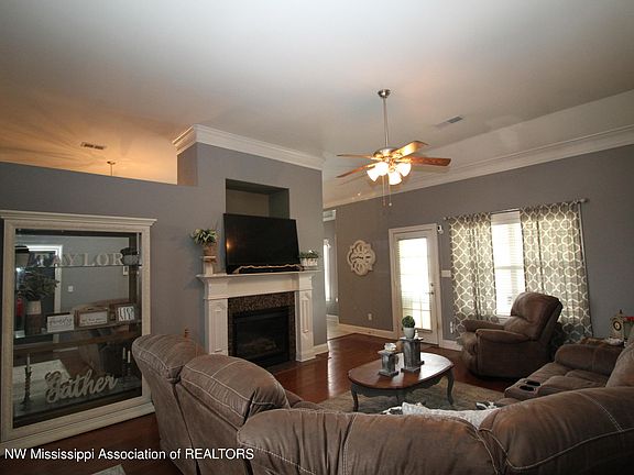 4th image of 4951 Rosebrook Cir W