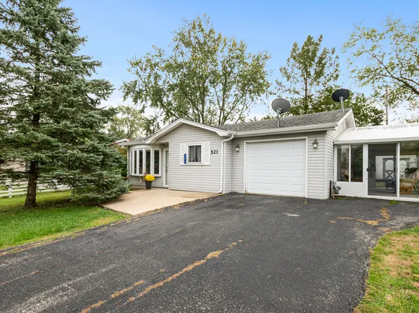 521 W Auburn Ln, Crete, IL 60417