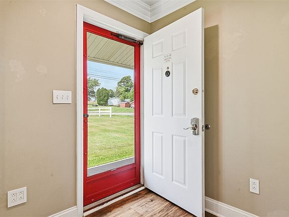 5th image of 225 Sandalwood Dr