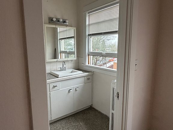 4th image of 1304 Division Ave #402