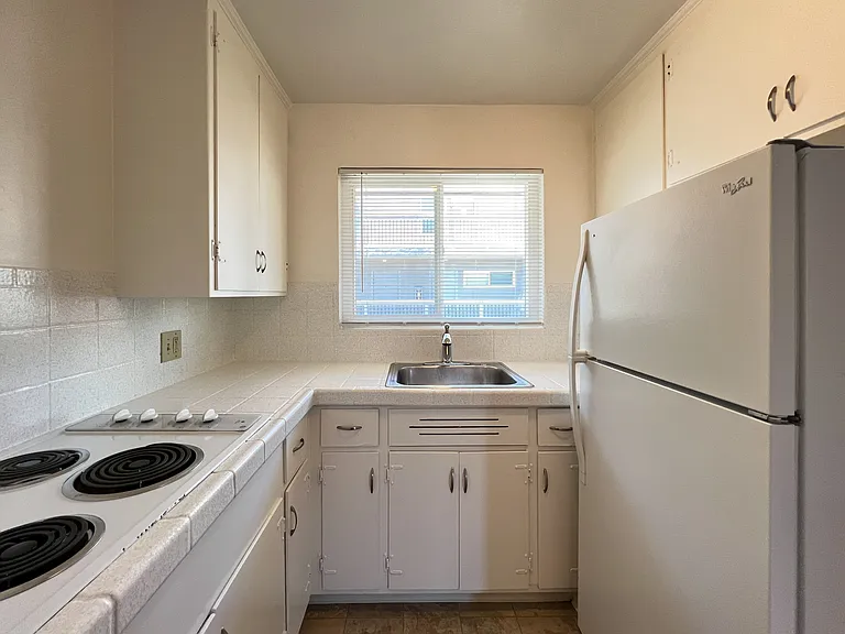 554 Walnut St #5 — Photo 11