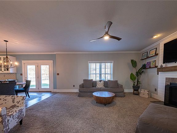 5th image of 228 Dupont Dr