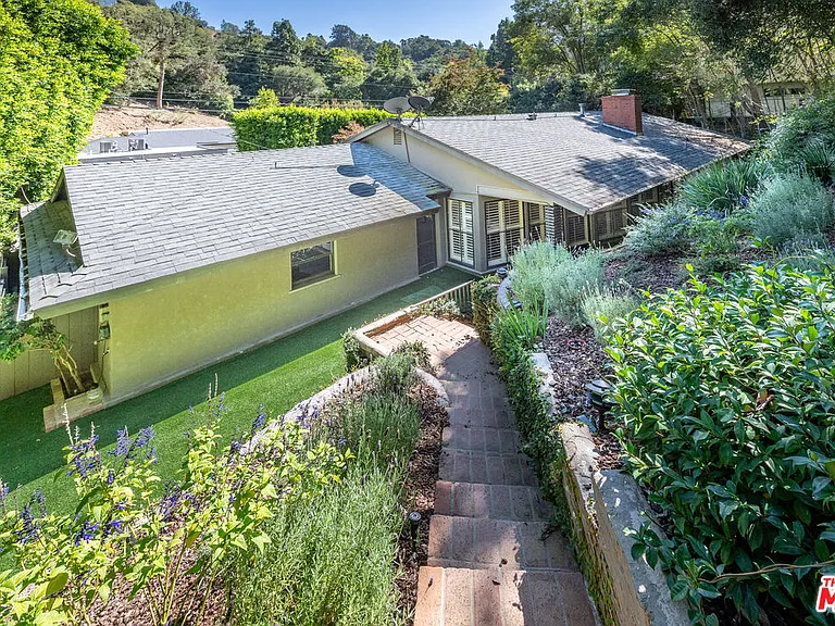 2559 Hutton Dr — Photo 22