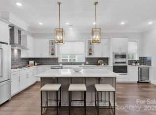 5052 Lesleewood Ct, Charlotte, NC 28226