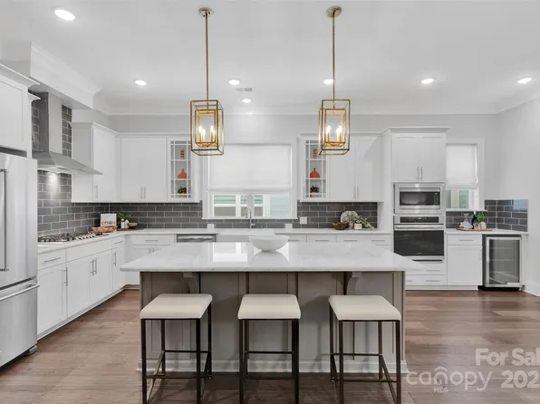 5052 Lesleewood Ct, Charlotte, NC 28226