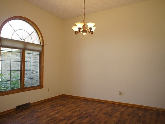 4th image of 144 N Pier Dr