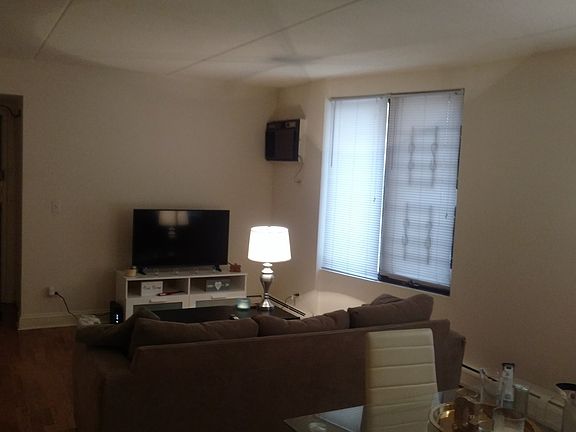 4th image of 622 W Wellington Ave #G
