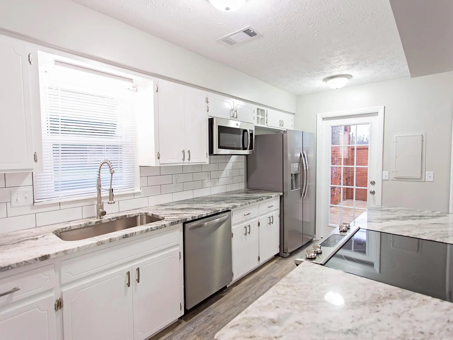 128 Oak Creek Cir — Photo 3