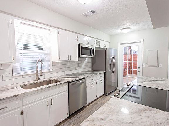 3rd image of 128 Oak Creek Cir