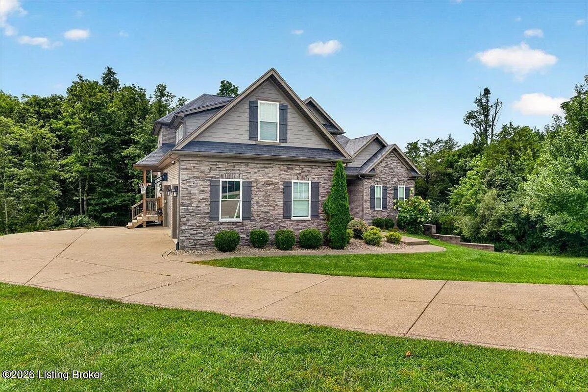 6 bed, 4.5 bath, 4000 sqft, $4,000 — Photo 2