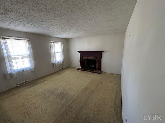 5th image of 404 Robin Dr