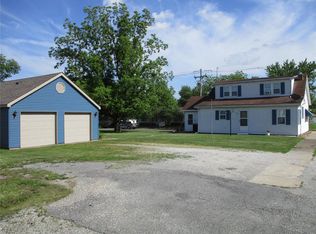 2 E Fischer St, Smithton, IL 62285