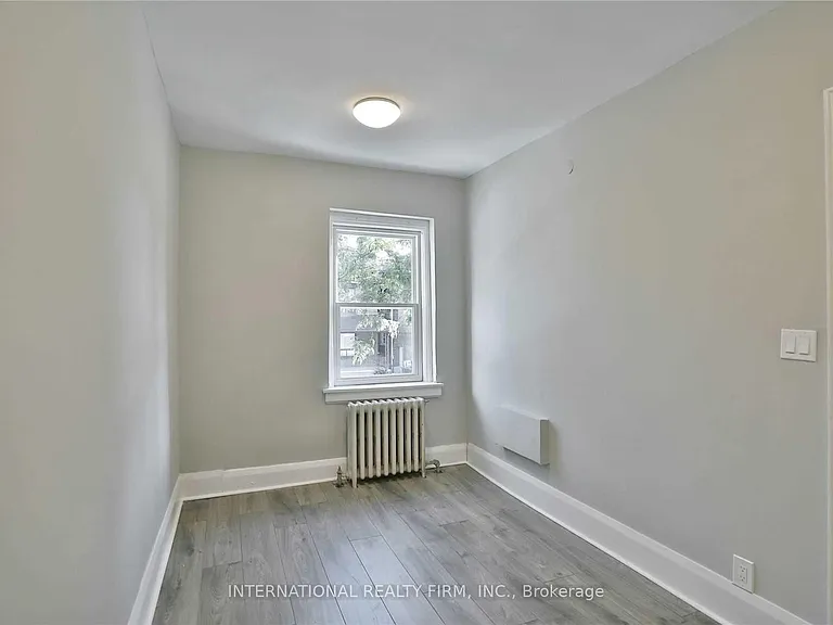 1094 College St #7 — Photo 8