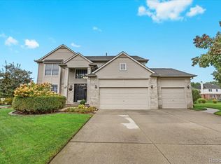 1077 Polo Dr, South Lyon, MI