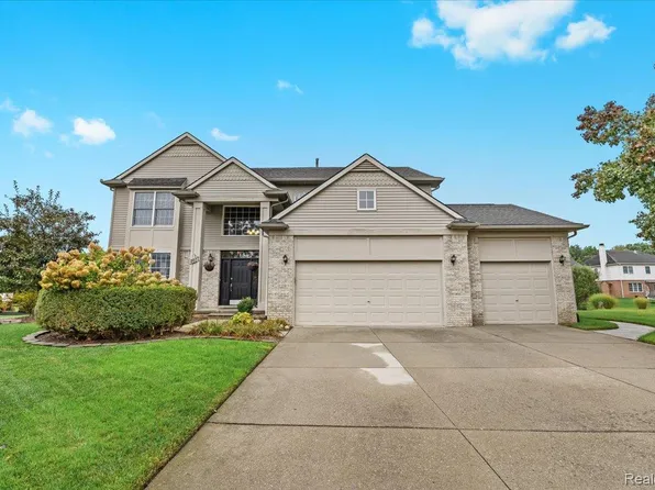 1077 Polo Dr, South Lyon, MI 48178