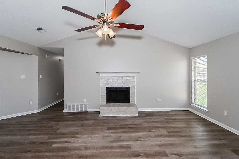 3 bed, 2.0 bath, 1462 sqft, $1,860 — Photo 3