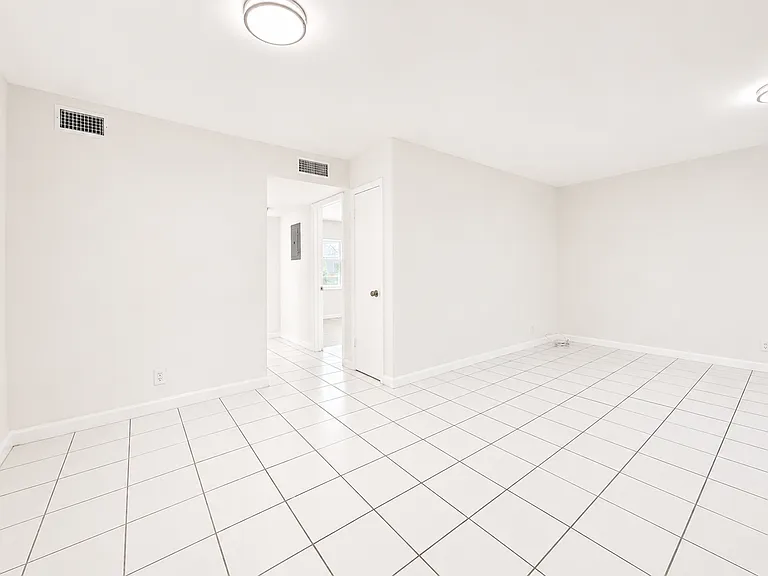 Chelsea Manor Apartments — Photo 18