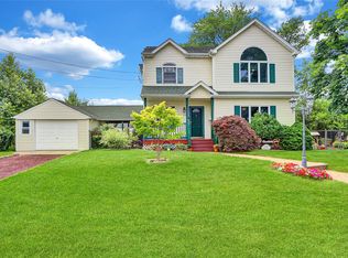 150 Tremont Rd, Lindenhurst, NY 11757