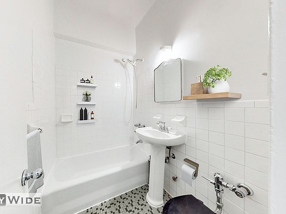 4th image of 315 E 78th St #3E
