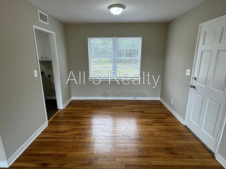 990 Parkwood Dr — Photo 9