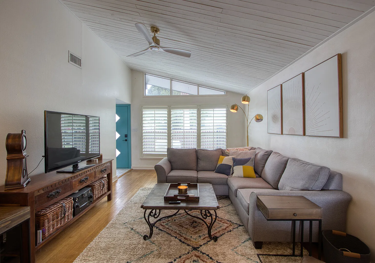Mid-Century Spacious Treasure, W/D, Central Air — Photo 2