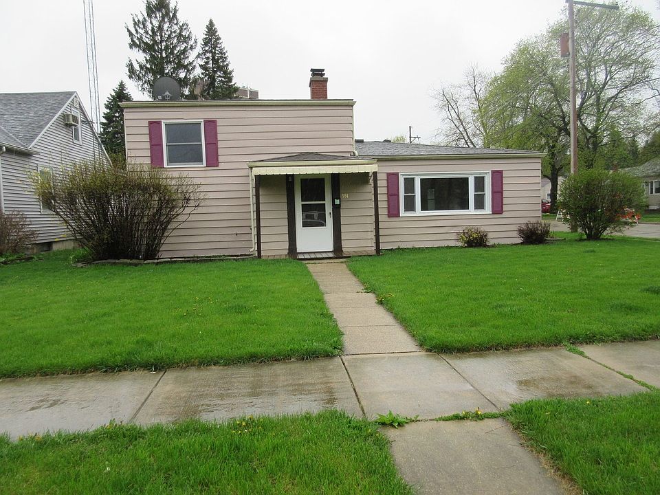 Located on a corner lot in the southern part of DeKalb this home is near schools and has ease of acc