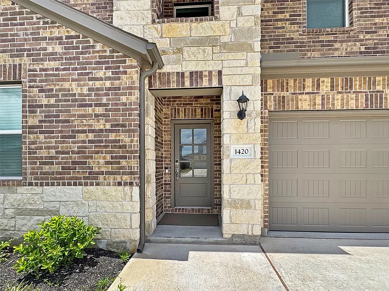 1420 Carvin Way — Photo 2