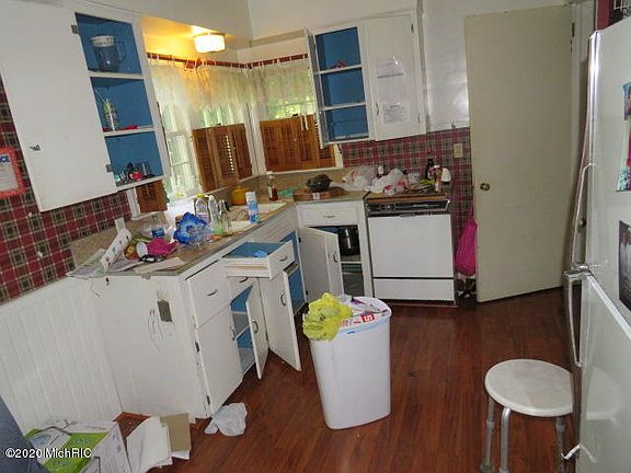 4th image of 136 Merwood Dr E