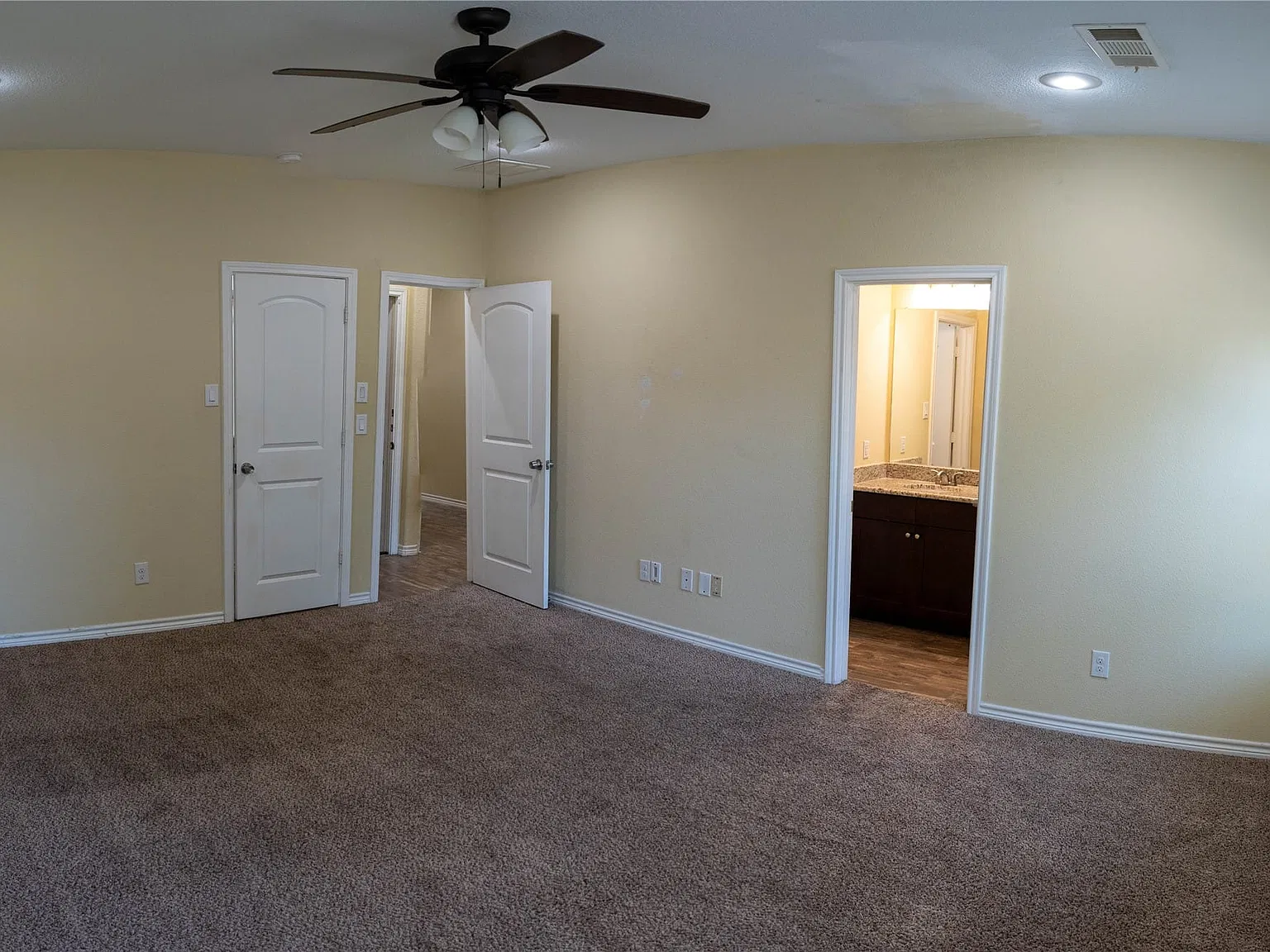 3 bed, 2.0 bath, 1632 sqft, $2,100 — Photo 3
