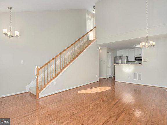 SPACIOUS FUNCTIONAL FLOW WITH SOARING CEILINGS