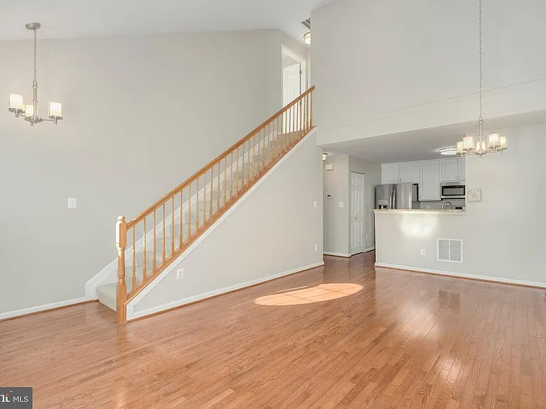 SPACIOUS FUNCTIONAL FLOW WITH SOARING CEILINGS