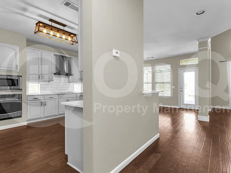 11281 Balcones Dr — Photo 8
