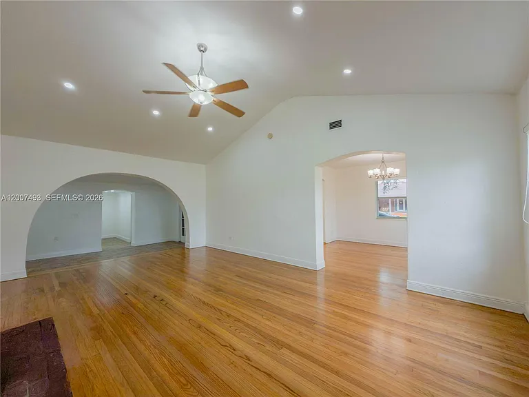 410 Pinecrest Dr — Photo 2