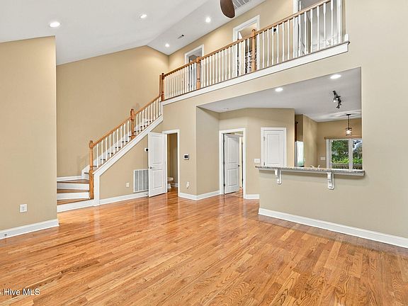 2nd image of 20 Cypress Circle