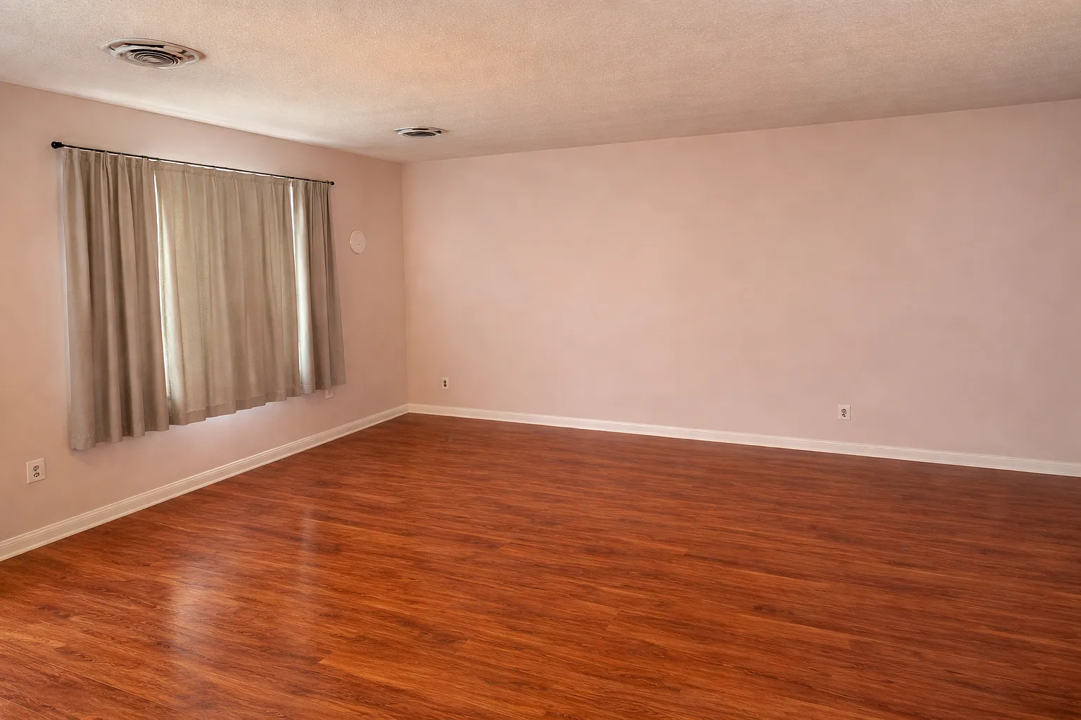3 bed, 960 sqft, $1,600 — Photo 4
