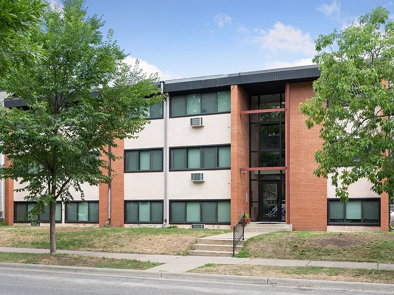 3135 Dupont — Photo 1