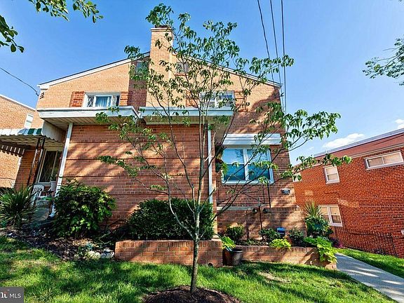 2nd image of 523 Ingraham St NE