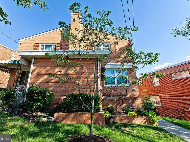 523 Ingraham St NE — Photo 2