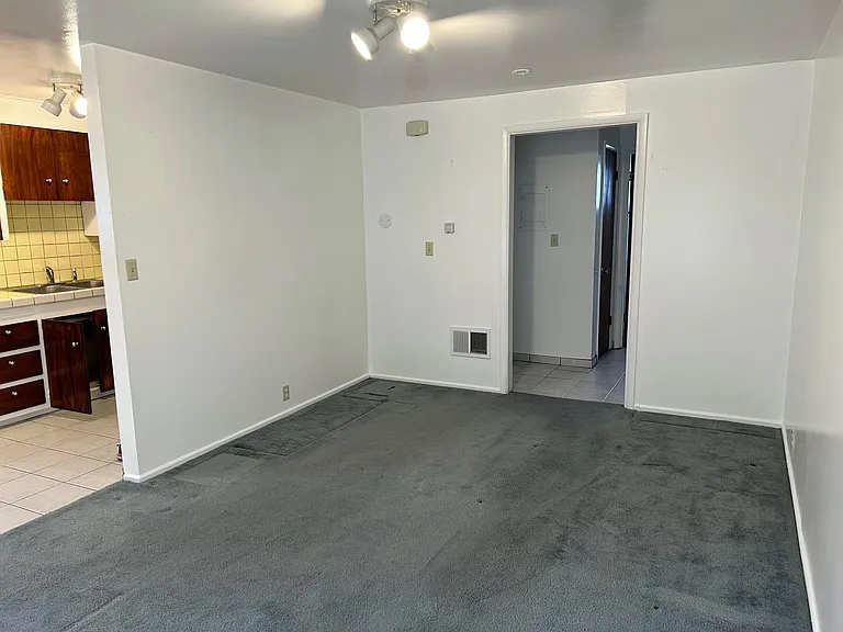 201 E Baird Ave #D — Photo 8